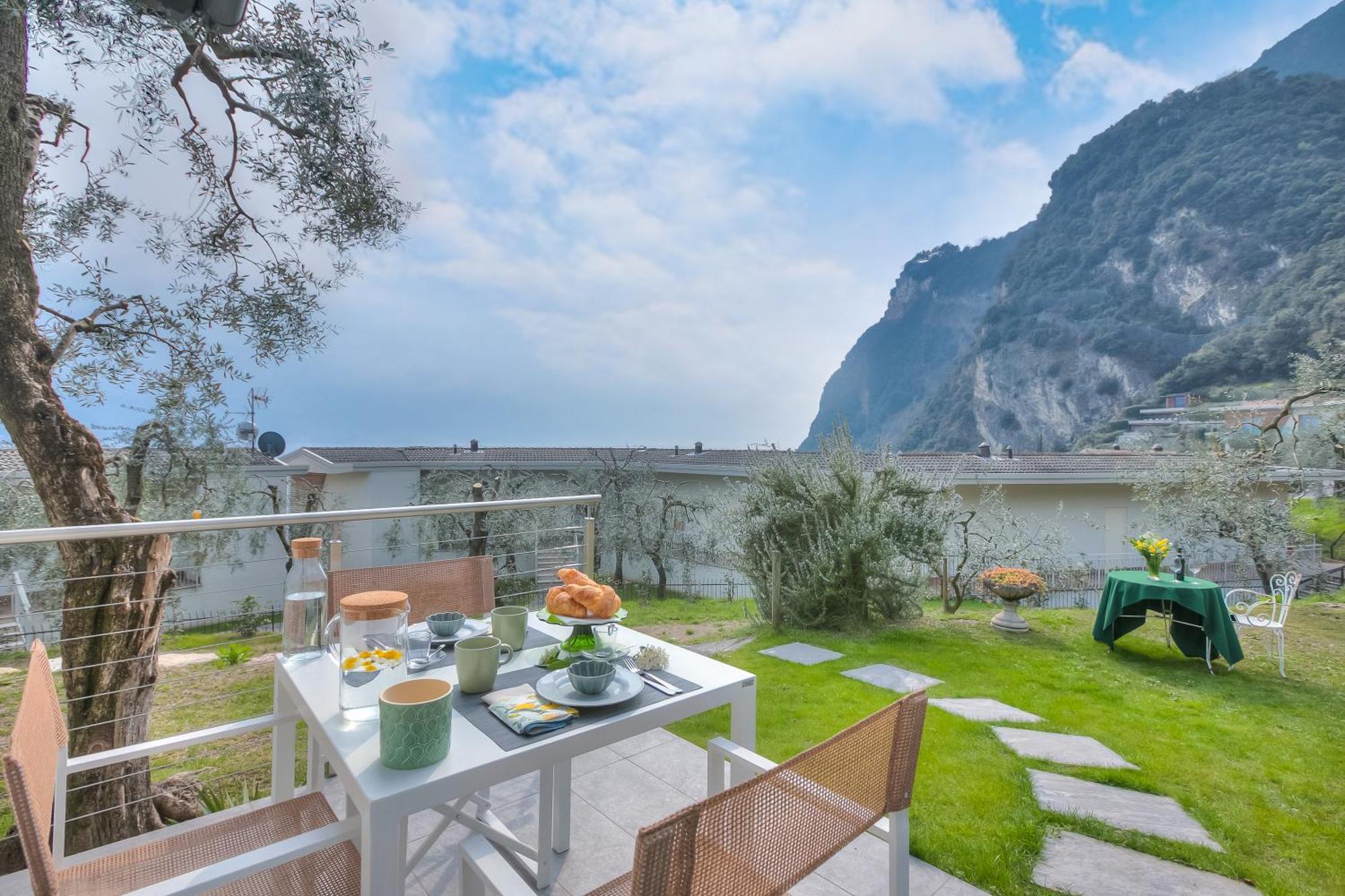 Relais Nanzello Garda Living 1 And 2 Villa Limone sul Garda Bagian luar foto